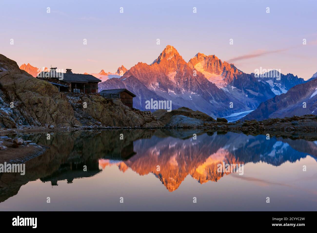 Colorato tramonto sul Lac Blanc lago in Francia Alpi. Monte Bianco Mountain Range sullo sfondo. Vallon de Berard Nature Preserve, Chamonix, Graian Alps. Fotografia di paesaggi Foto Stock