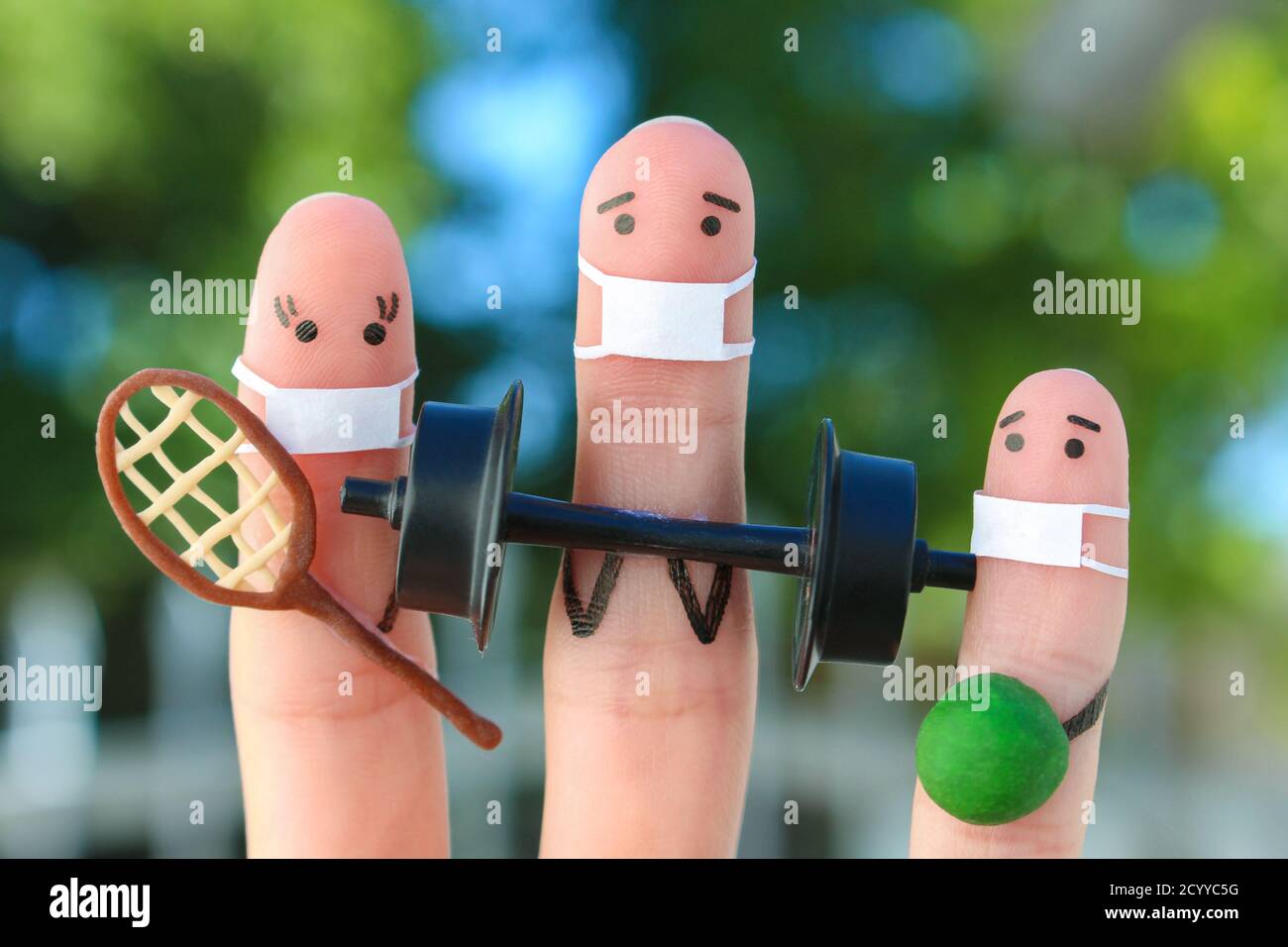 Fingers arte di persone felici in maschera medica da COVID-2019. Concetto di famiglia nello sport. Foto Stock