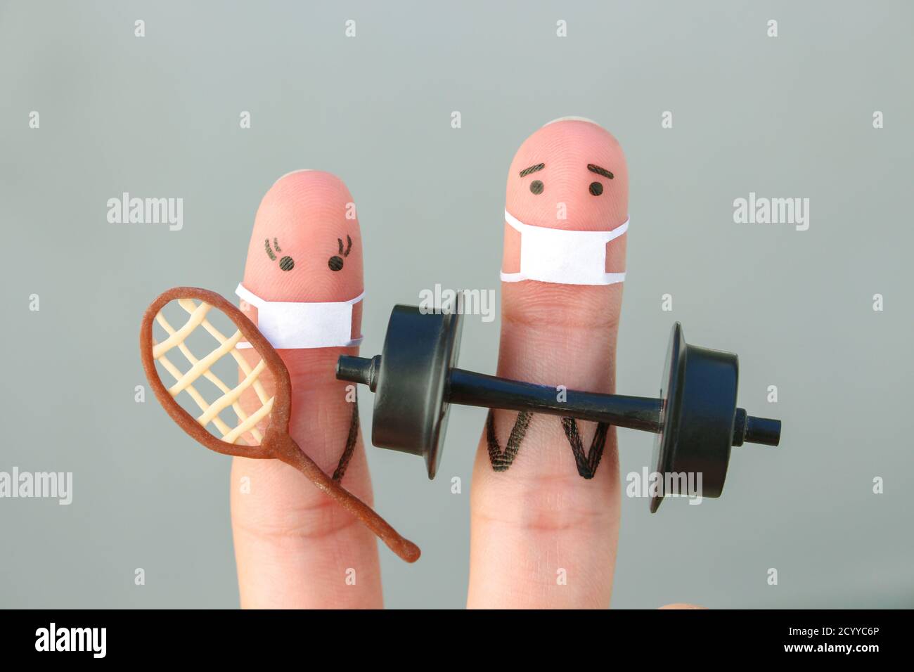 Fingers arte di felice coppia in maschera medica da COVID-2019. Concetto di famiglia nello sport. Foto Stock