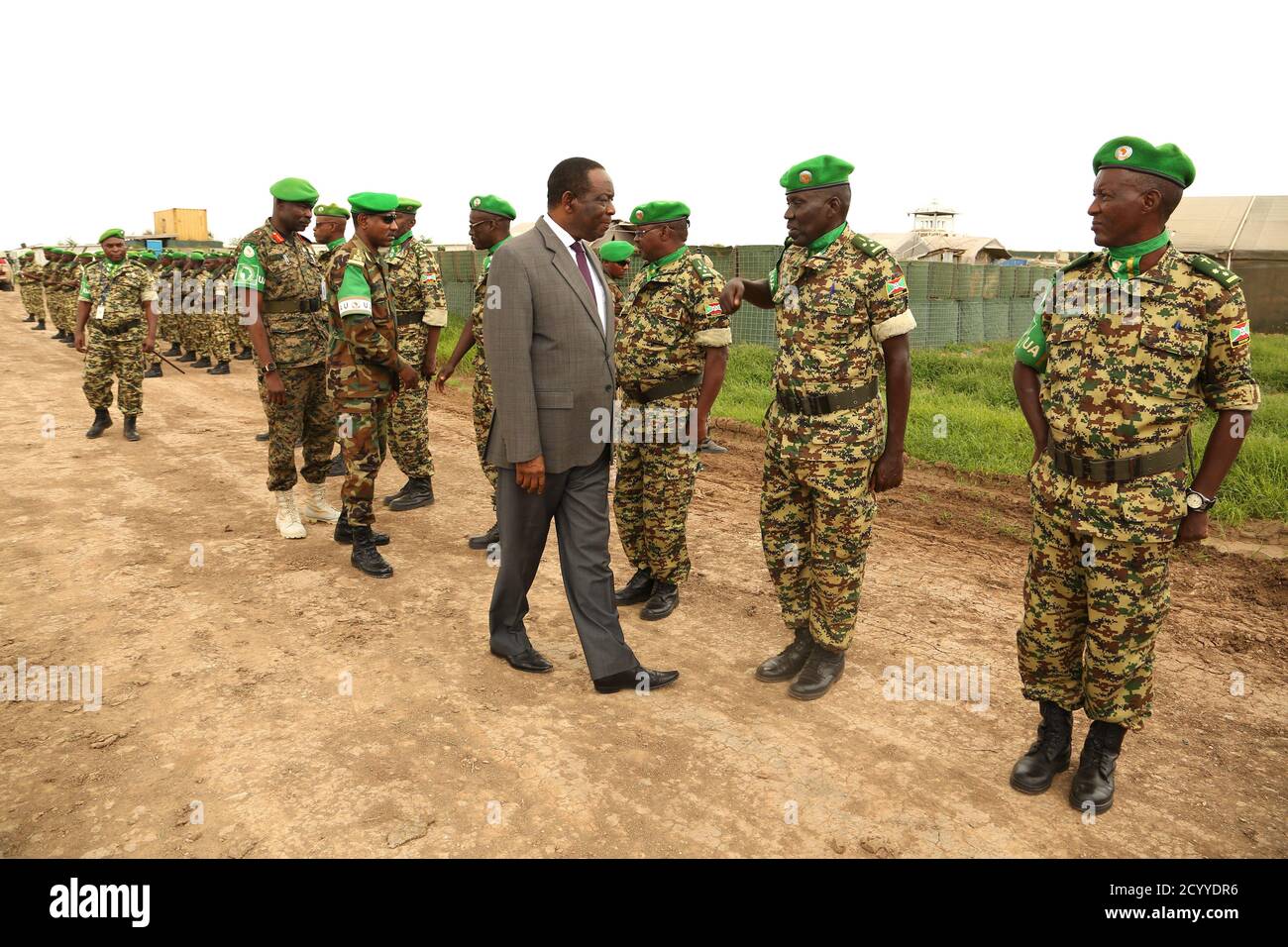 L'ambasciatore Francisco Madeira, rappresentante speciale del presidente della Commissione dell'Unione africana, ha ispezionato una parata di soldati dell'AMISOM al suo arrivo a Jowhar, Somalia, dove ha anche fornito aiuti agli sfollati interni nello Stato di HirShabelle. Foto Stock
