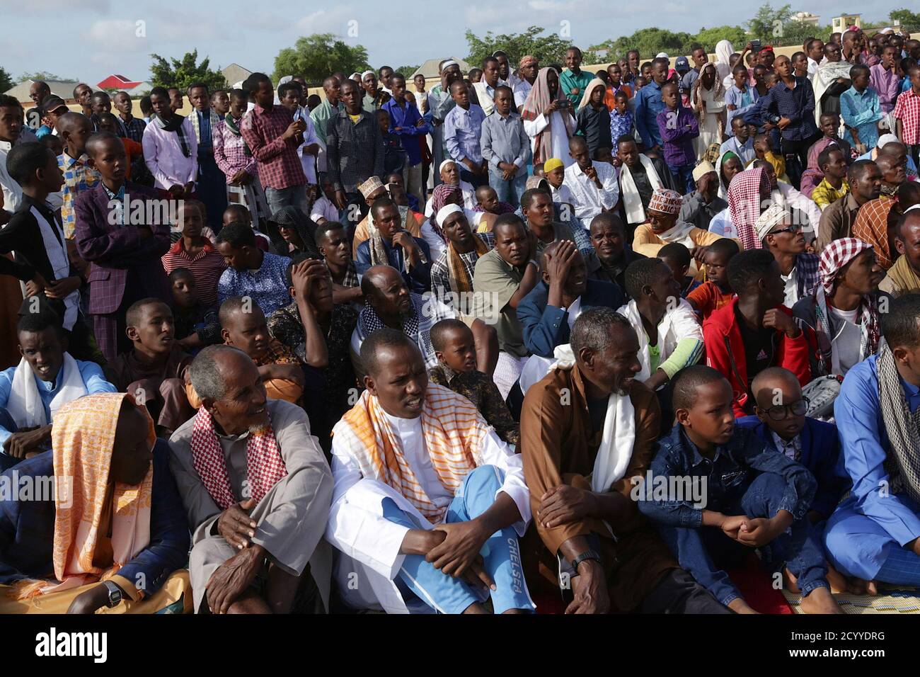 I residenti di Baidoa, Somalia, si riuniscono allo stadio Dr. Ayub per osservare le preghiere di Eid ul-Fitri che segnano la fine del Ramadan il 4 giugno 2019. Foto Stock