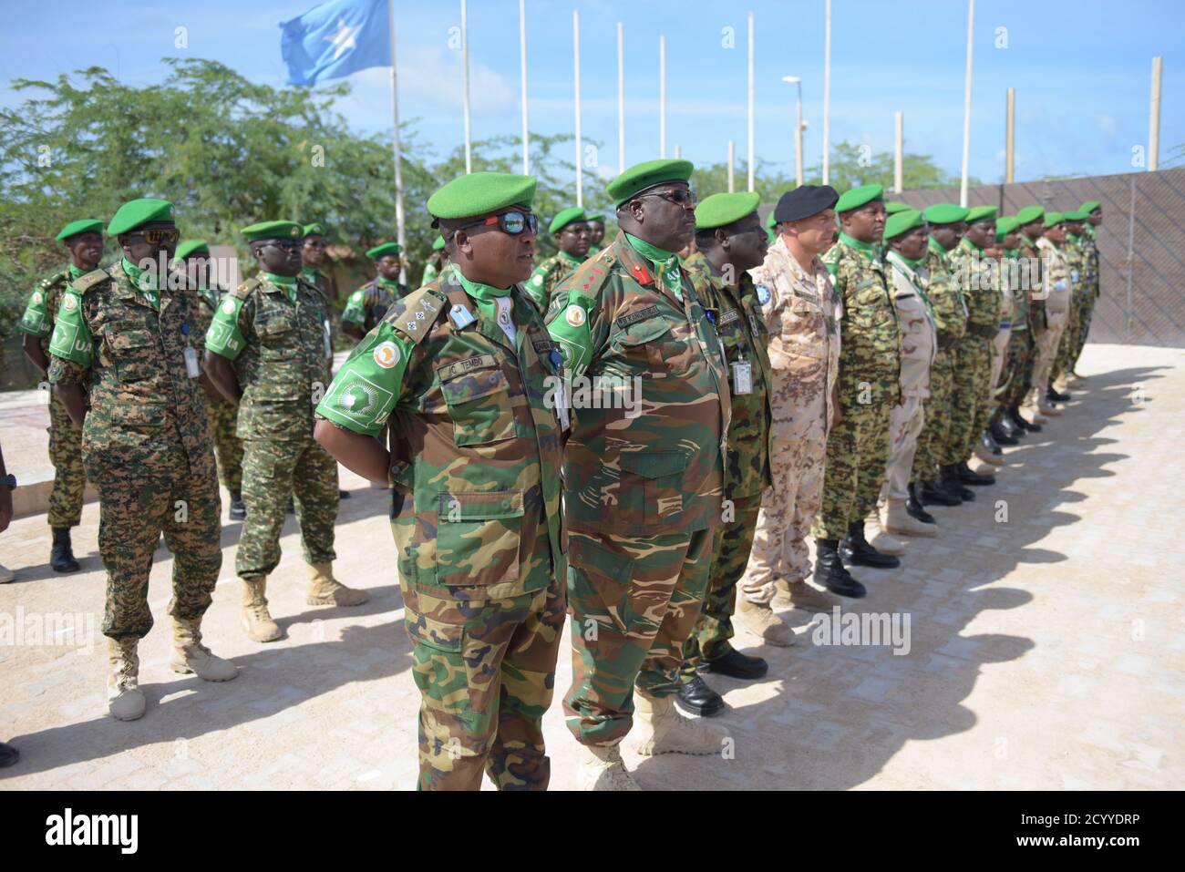 Ufficiali che prestano servizio sotto la missione dell'Unione Africana in Somalia (AMISOM) in parata durante una cerimonia di premiazione delle medaglie tenutasi a Mogadiscio, Somalia, il 04 giugno 2019. Agli ufficiali sono state assegnate medaglie di servizio dell'Unione Africana in riconoscimento del loro contributo al ripristino della pace e della stabilità in Somalia. Foto Stock