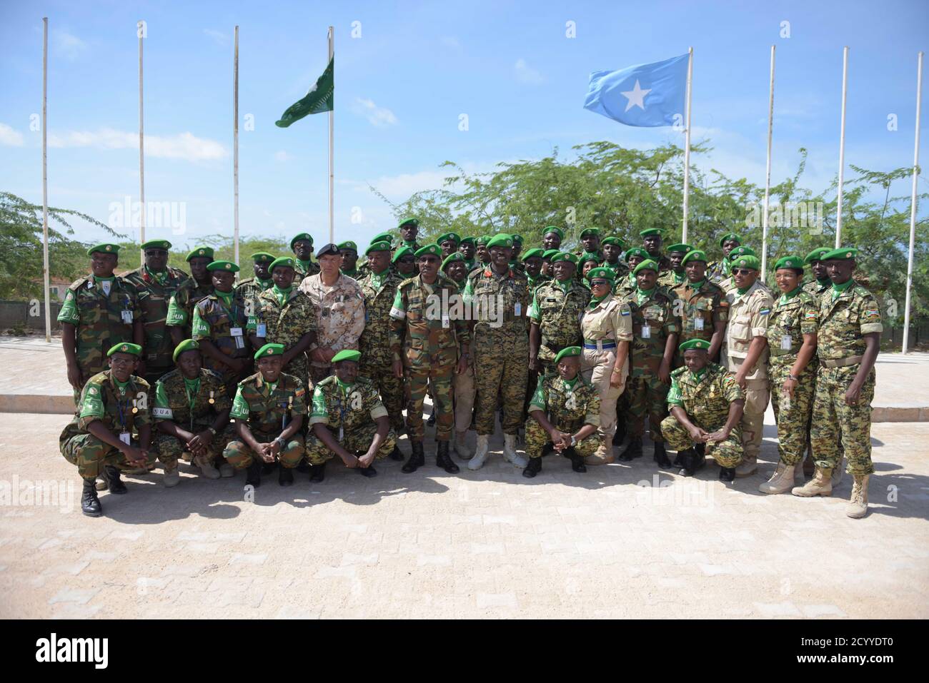 Funzionari che prestano servizio sotto la missione dell'Unione Africana in Somalia (AMISOM) in una foto di gruppo durante una cerimonia di premiazione della medaglia tenutasi a Mogadiscio, Somalia, il 04 giugno 2019. Agli ufficiali sono state assegnate medaglie di servizio dell'Unione Africana in riconoscimento del loro contributo al ripristino della pace e della stabilità in Somalia. Foto Stock