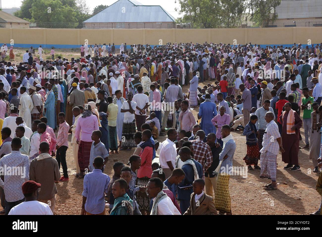 Il 4 giugno 2019, i residenti di Baidoa, Somalia, si sono riuniti allo stadio Dr. Ayub per le preghiere di Eid ul-Fitri, celebrando la fine del mese santo del Ramadan. Foto Stock
