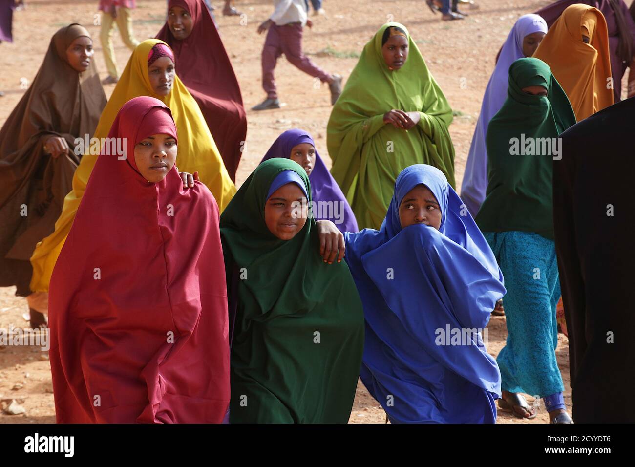 Il 4 giugno 2019, i residenti di Baidoa, Somalia, si sono riuniti allo stadio Dr. Ayub per partecipare alle preghiere di Eid ul-Fitri, segnando la fine del Ramadan. Foto Stock