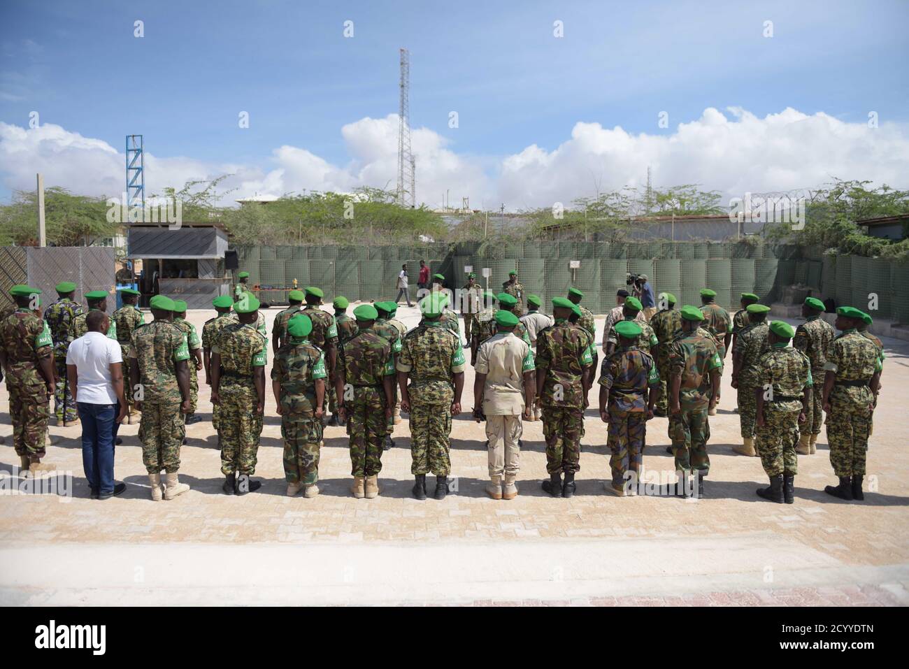 Ufficiali che prestano servizio sotto la missione dell'Unione Africana in Somalia (AMISOM) in parata durante una cerimonia di premiazione delle medaglie tenutasi a Mogadiscio, Somalia, il 04 giugno 2019. Agli ufficiali sono state assegnate medaglie di servizio dell'Unione Africana in riconquistazione del loro contributo al ripristino della pace e della stabilità in Somalia. Foto Stock