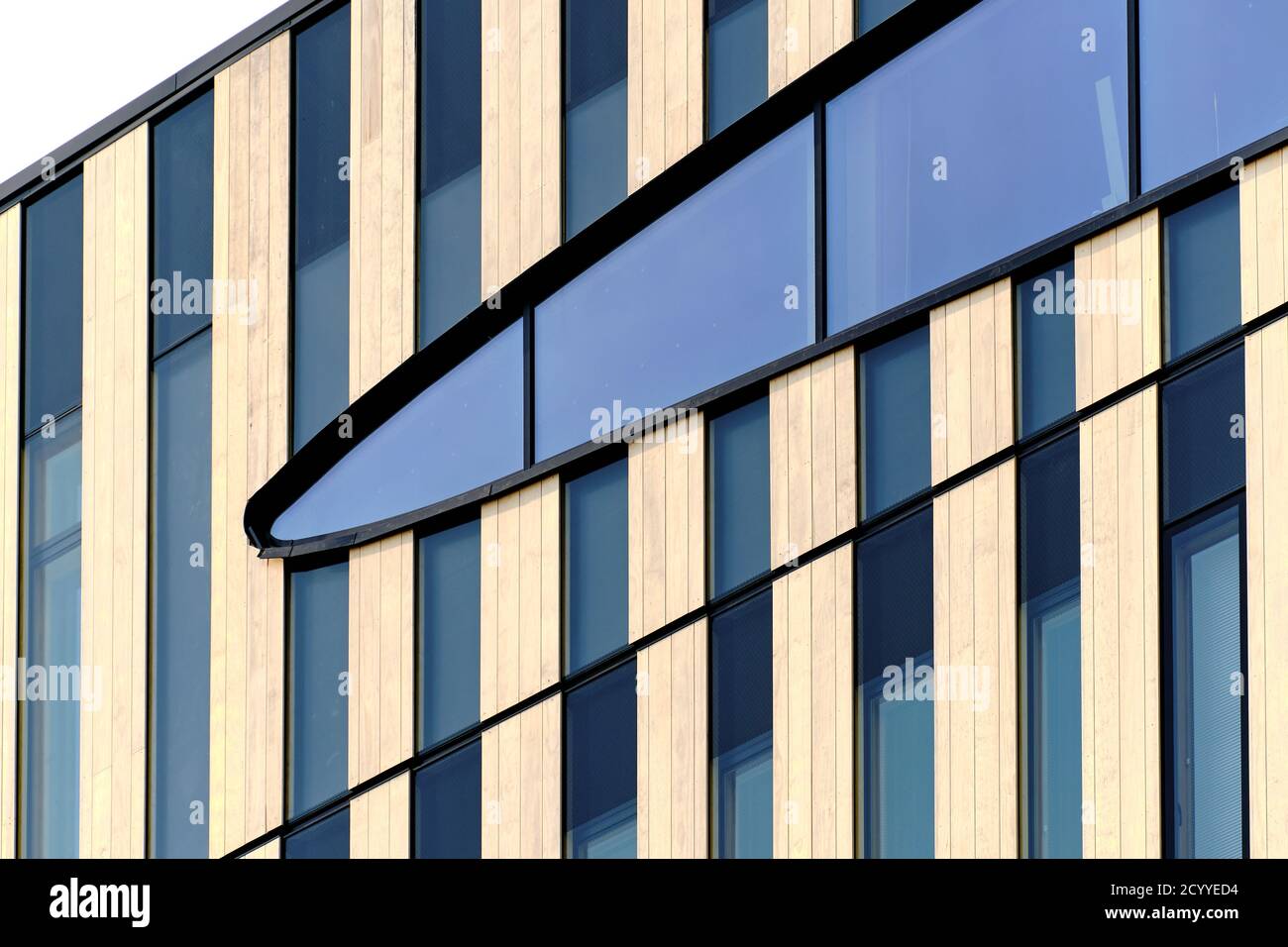 Helsinki, Finlandia - 26 settembre 2020: La facciata in legno con finestre verticali del moderno edificio degli uffici. La moderna architettura nordica in legno. Foto Stock