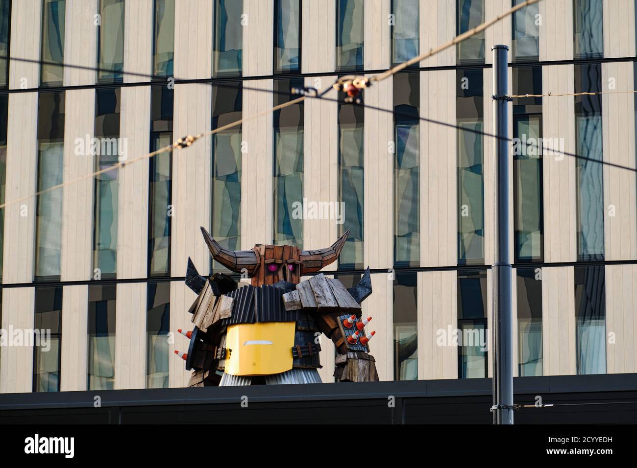 Helsinki, Finlandia - 26 settembre 2020: La facciata in legno con finestre verticali del moderno edificio degli uffici. La moderna architettura nordica in legno. Foto Stock