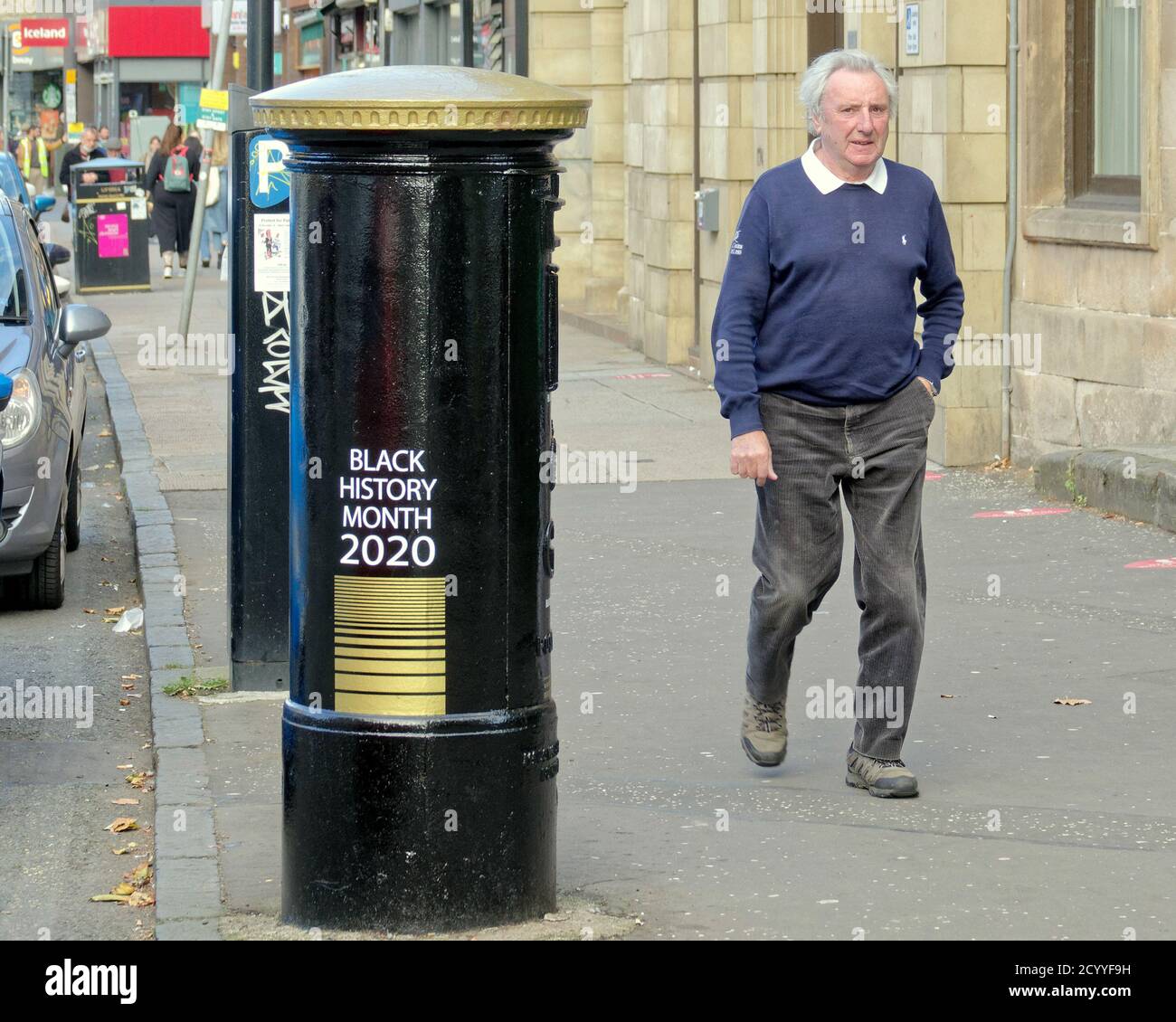 Glasgow, Scotland, UK,3 ottobre, 2020:BLM postbox su byres Road nella zona ovest alla moda della città per il mese della storia nera con il primo giocatore nero a giocare per i ranger, Walter Tull . Credit: Gerard Ferry/Alamy Live News Foto Stock