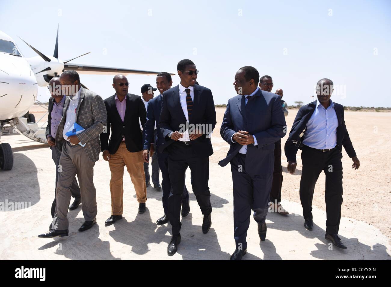 Il 4 luglio 2019, l'ambasciatore Francisco Madeira, rappresentante speciale della Commissione dell'Unione africana, è arrivato all'aeroporto di Dhusamareb in Somalia per osservare il processo di integrazione delle milizie Ahlu Suna Wal Jama'a nelle forze di sicurezza somale a Galmudug. Foto Stock