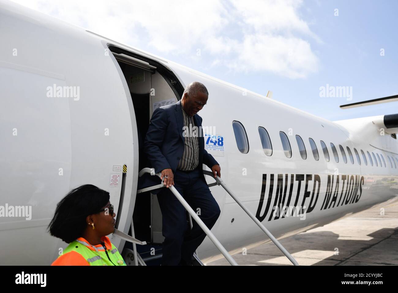 L'ex presidente sudafricano Thabo Mbeki arriva a Mogadiscio, in Somalia, il 20 luglio 2019, a capo del gruppo di esperti dell'Unione africana per l'attuazione ad alto livello. Il gruppo, composto da funzionari dell'IGAD e delle Nazioni Unite, ha condotto una missione di consultazione in Somalia dal 20-22 luglio 2019 per discutere le principali questioni regionali e politiche. Foto Stock