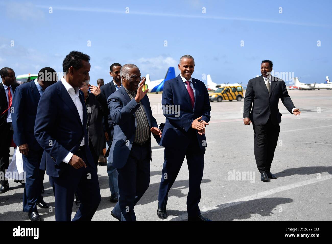 Il 20 luglio 2019, l'ambasciatore Ahmed Isse Awad, ministro degli Esteri somalo, ha accolto l'ex presidente sudafricano Thabo Mbeki all'aeroporto internazionale Aden Abdulle di Mogadiscio. Mbeki ha guidato una missione dell'Unione africana in Somalia per consultazioni sulla pace e la stabilità. Foto Stock