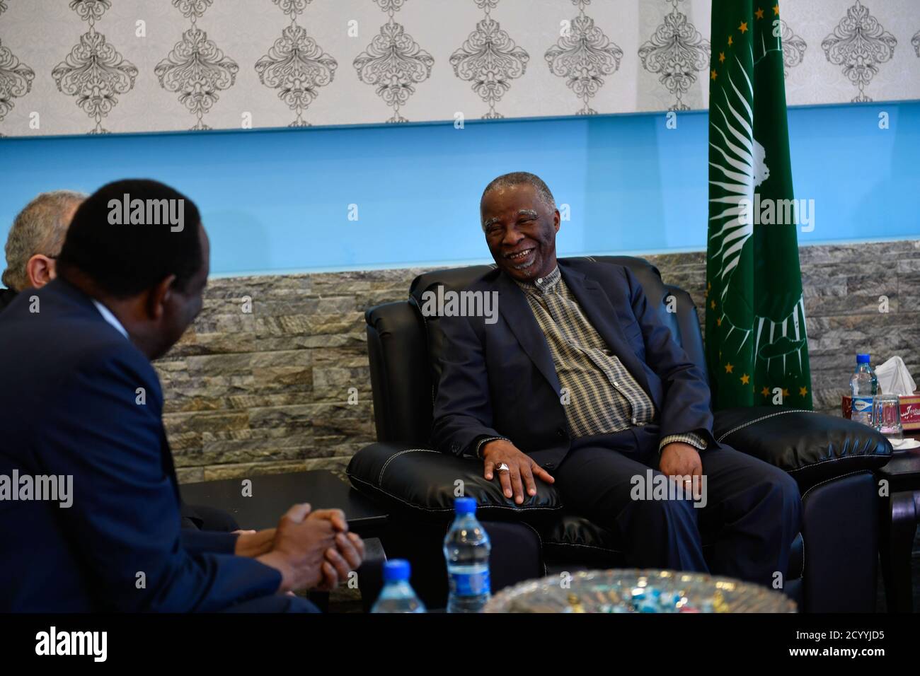 Il 20 luglio 2019, l'ex presidente sudafricano Thabo Mbeki, insieme all'ambasciatore Francisco Madeira e ad altri funzionari, si sono incontrati all'aeroporto internazionale Aden Abdulle di Mogadiscio. Mbeki ha guidato una missione di consultazione in Somalia con l'IGAD e funzionari delle Nazioni Unite dal 20 al 22 luglio. Foto Stock