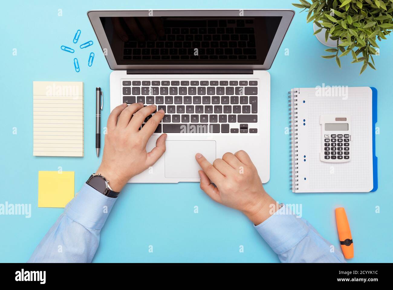 Spazio di lavoro con laptop, forniture per ufficio. Uomo che lavora su un elegante tavolo da lavoro Foto Stock