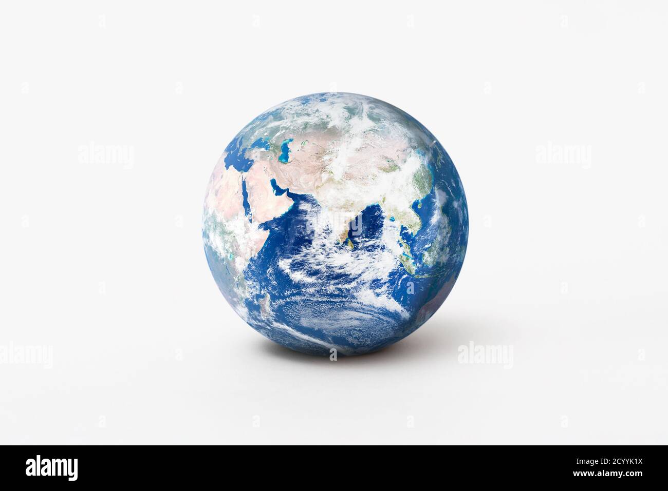 Concetto di giornata mondiale dell'ambiente. Modello globo terrestre con ombra su sfondo bianco. Elementi di questa immagine forniti dalla NASA Foto Stock
