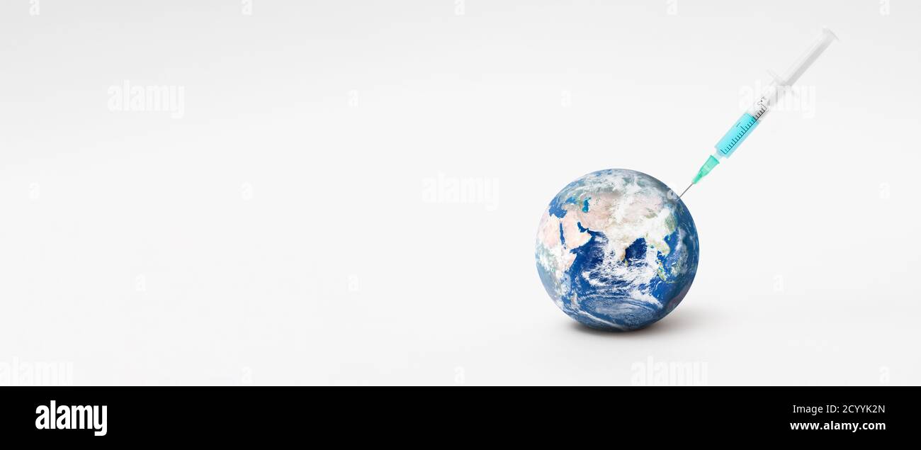 Vaccino globale contro il virus. Pandemia globale, globo terrestre astratto e siringa. Elementi di questa immagine forniti dalla NASA. Foto Stock