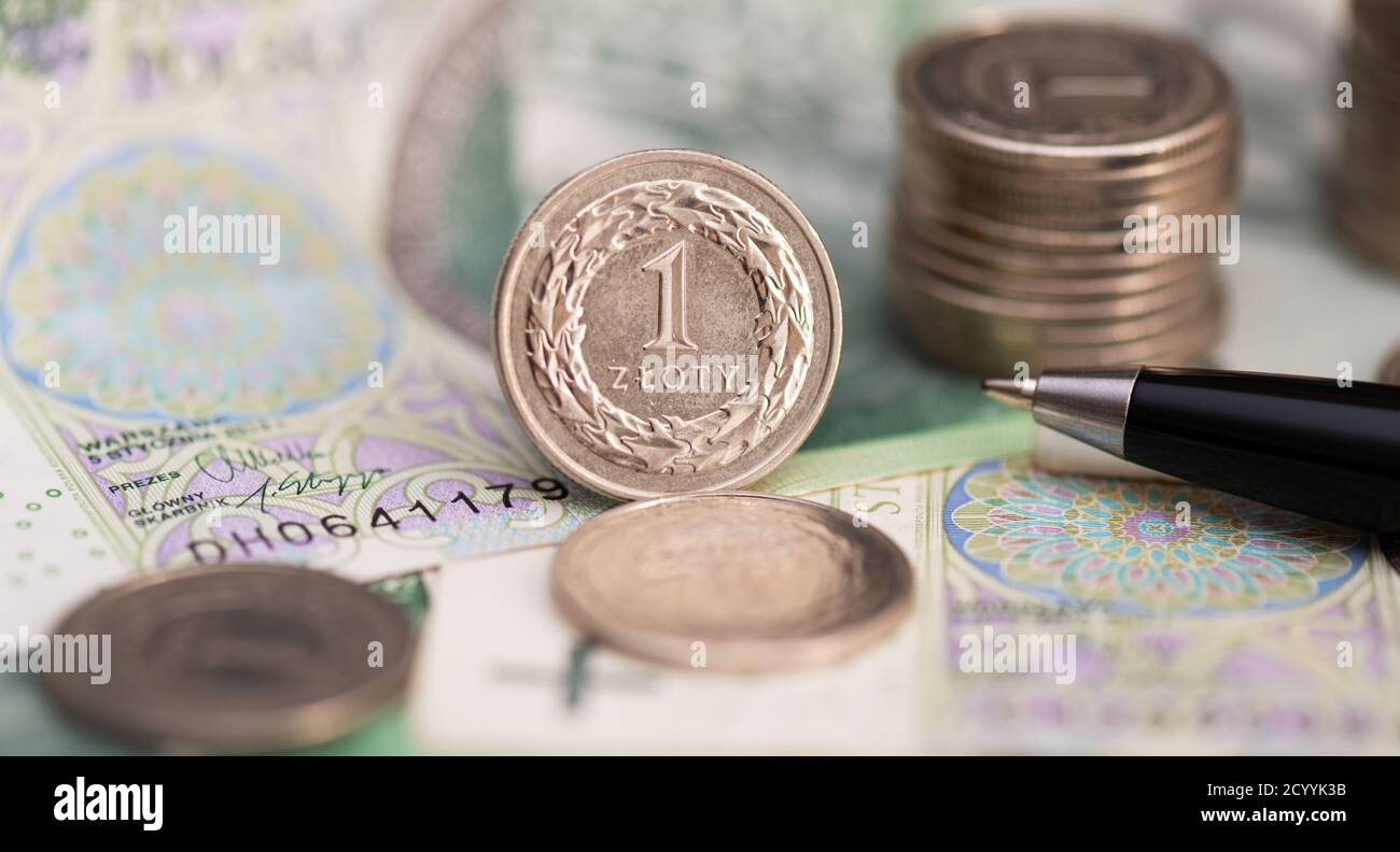Denaro polacco, pila di monete sulle banconote lucidate. Business, concetto di finanza Foto Stock