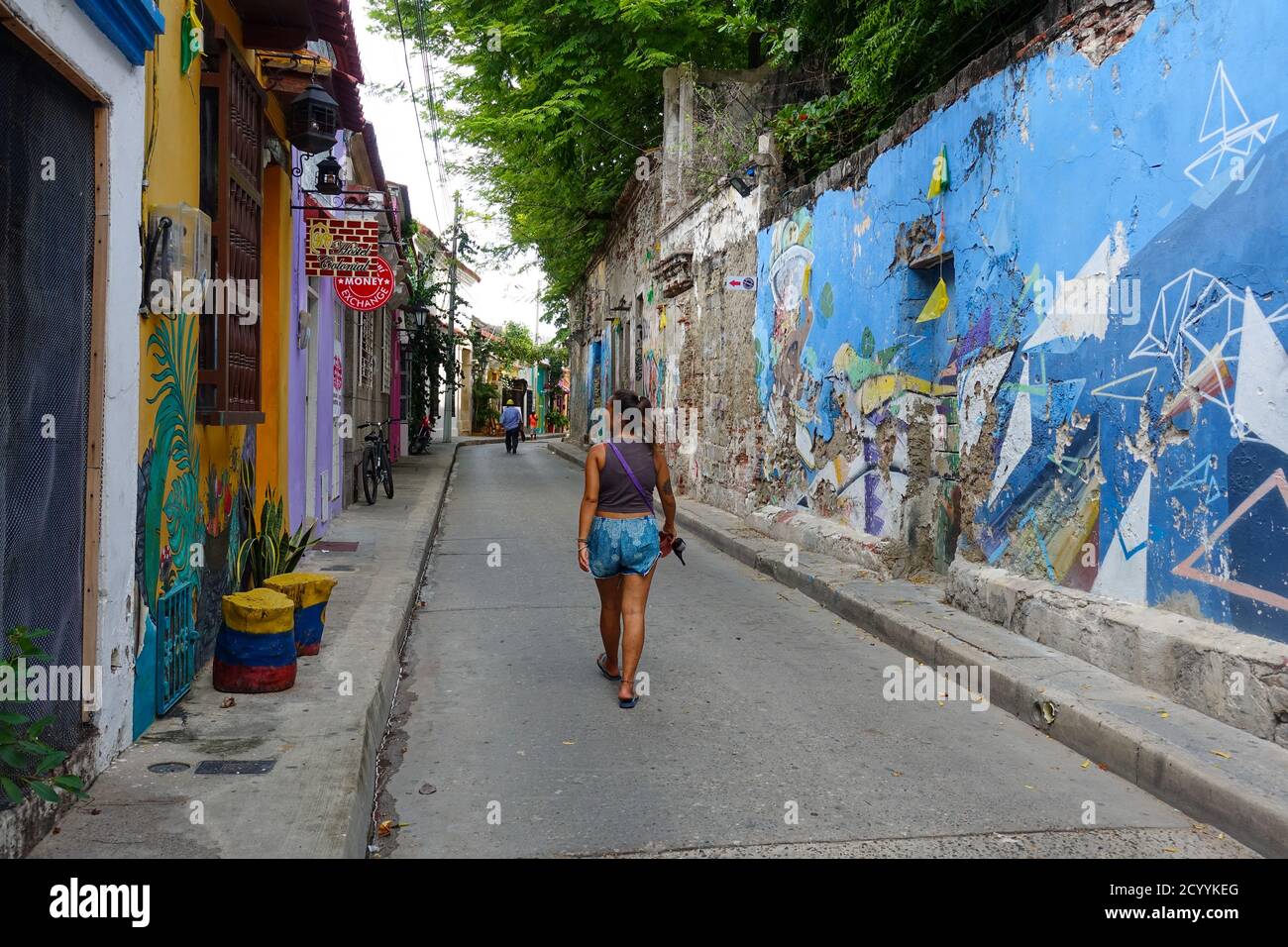 Donna che cammina nella città vecchia durante la quarantena covid-19 a Cartagena, Colombia. 2020 Foto Stock