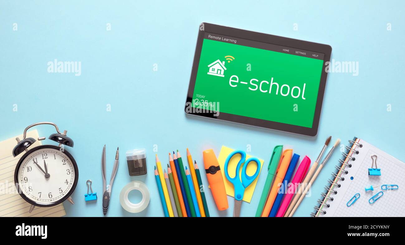 Apprendimento remoto, concetto di e-learning. Tablet con sistema di apprendimento remoto, forniture scolastiche Foto Stock