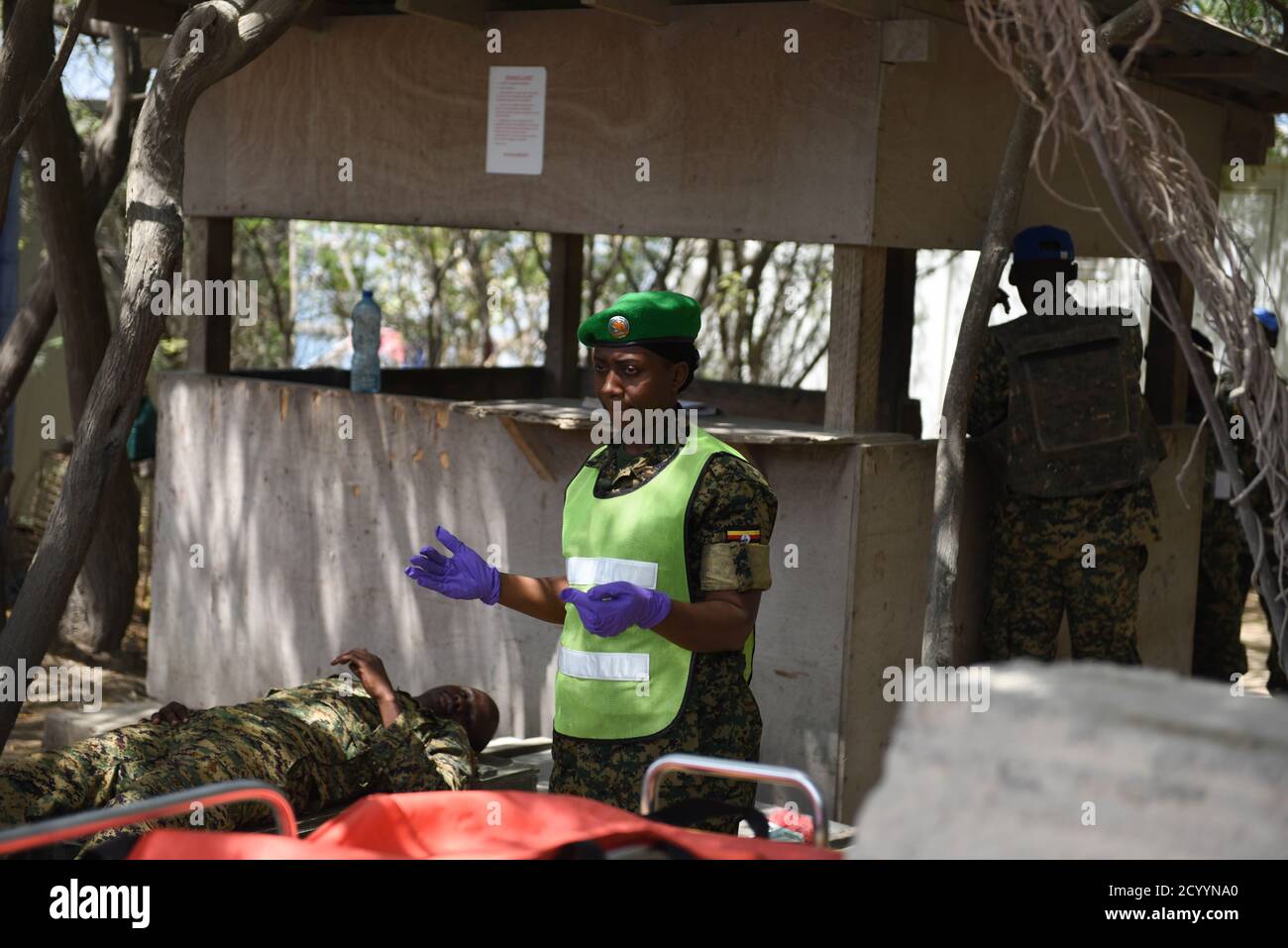 Il caporale Emilly Kyasiimire, una donna di pace che ha prestato servizio come pilota di ambulanza sotto la missione dell'Unione Africana in Somalia (AMISOM) in servizio a Mogadiscio, Somalia, il 17 agosto 2019. Foto Stock