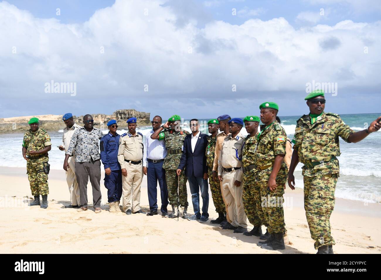Funzionari dell'AMISOM, tra cui il generale James Nakibus Lakara, arrivano a Warsheikh, Somalia, il 2 settembre 2019, per la consegna della Warsheikh Forward Operating base (FOB) alle forze di sicurezza somale. Foto Stock