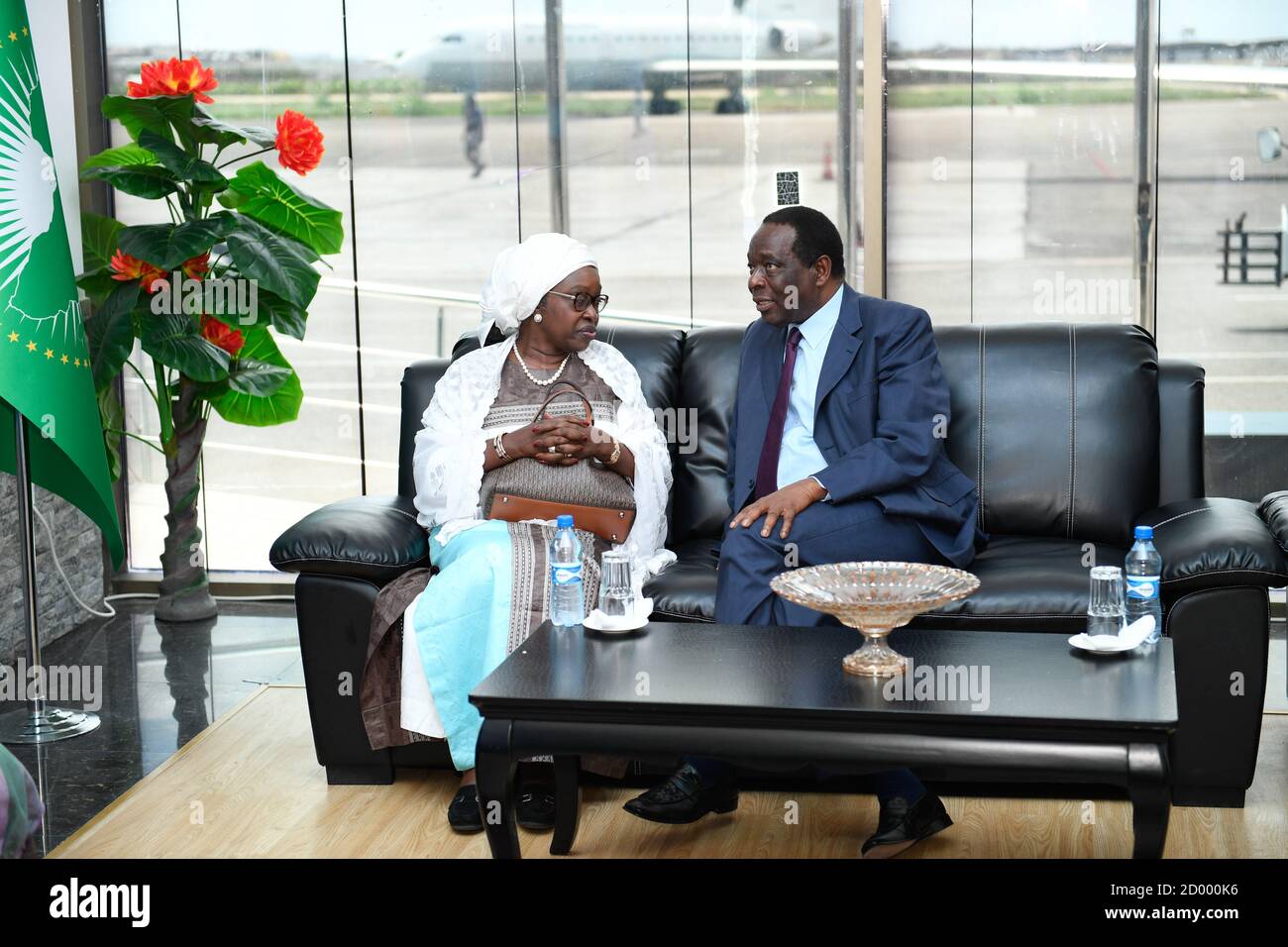 L'inviato speciale dell'Unione Africana Bineta Diop, interagisce con il Presidente della Commissione dell'Unione Africana (SRCC) per la Somalia, Ambasciatore Francisco Madeira, nella sala VIP dell'Aeroporto Internazionale Aden Abdulle di Mogadiscio, durante una Missione congiunta di solidarietà ONU-UA in Somalia, il 23 ottobre 2019. Foto dell'ONU / John Arigi Foto Stock