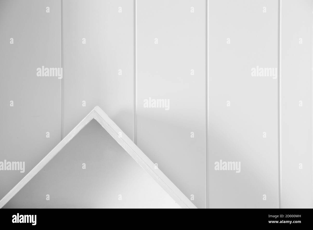 Astratto sfondo architettonico con angolo bianco vicino a una parete di legno, moderno sfondo interno Foto Stock