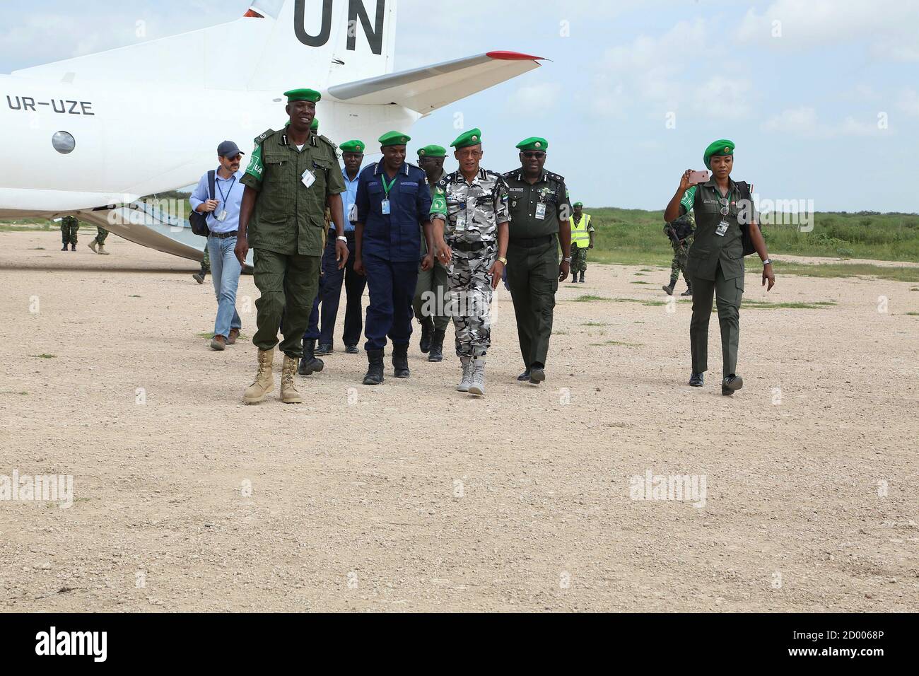 Il Commissario di polizia dell'AMISOM Augustine Magnus Kailie e gli alti agenti di polizia dell'AMISOM arrivano all'aeroporto di Jowhar per una visita di familiarizzazione nello Stato di HirShabelle il 4 dicembre 2019. Foto Stock