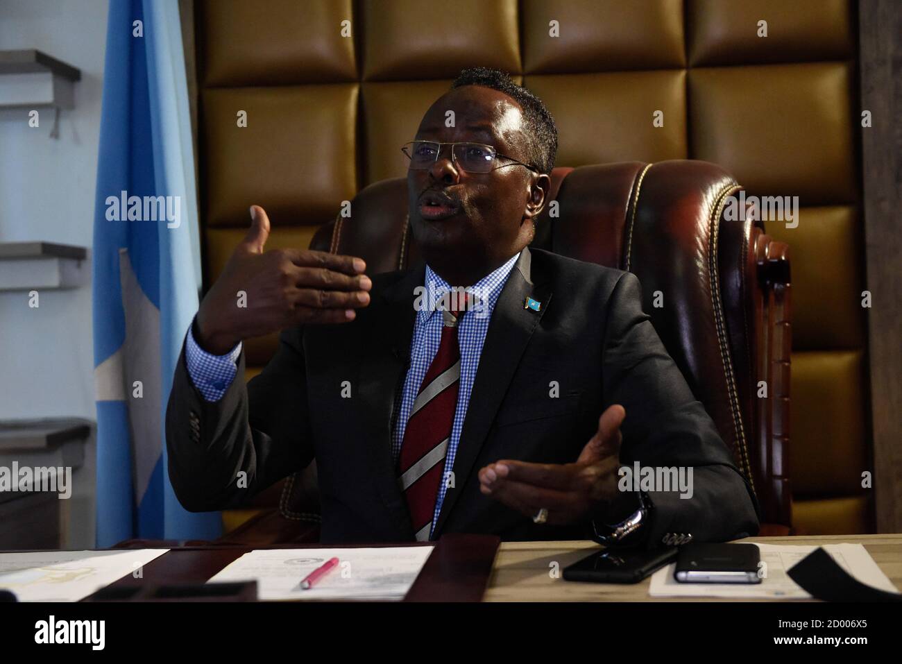 Il Ministro dell'informazione, della cultura e del turismo del Governo Federale della Somalia, interviene in occasione di un'intervista a Mogadiscio, Somalia, il 10 dicembre 2019. Foto Stock