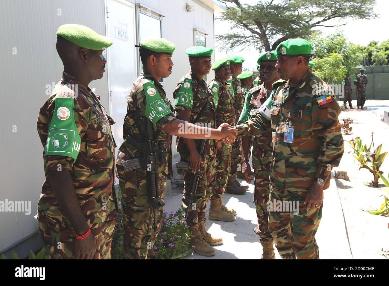 Il comandante della forza AMISOM, tenente generale Tigabu Yilma, è ricevuto dal comandante del settore 2 Brig. Il generale Dickson Ruto e altri ufficiali durante una visita alle truppe dell'AMISOM a Dhobley, Somalia, il 22 gennaio 2020. La visita ha sottolineato gli sforzi di mantenimento della pace dell’AMISOM nella regione. Foto Stock