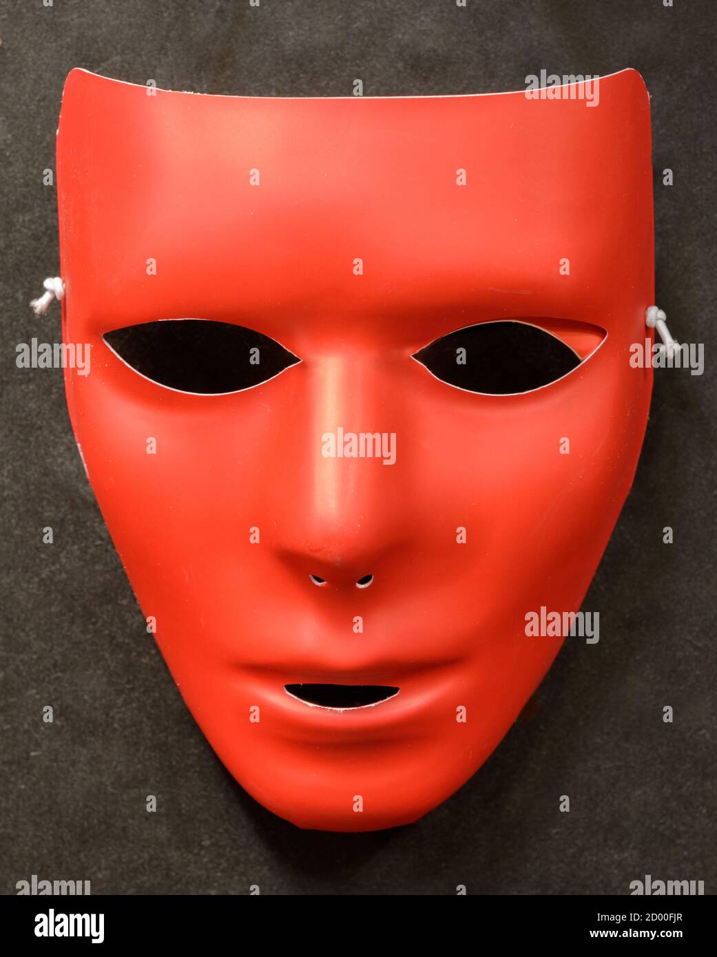 Maschera viso donna rossa isolata su sfondo nero Foto Stock