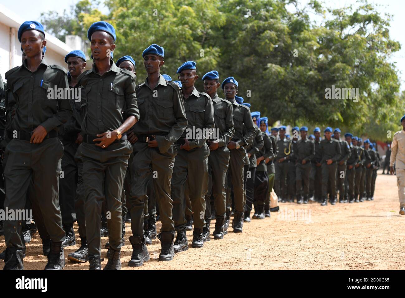 La polizia federale somala Darwish, che fa parte della polizia somala (SPF), marzo durante la cerimonia di consegna di un addestramento paramilitare tenutosi presso l'accademia generale di polizia di Kahiye, Mogadiscio, Somalia, il 13 febbraio 2020. Foto Stock