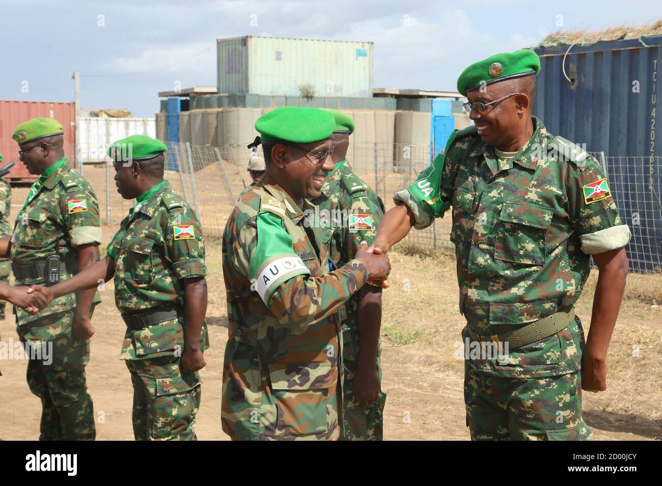 Il comandante della forza AMISOM, il Gen. Tigabu Yilma Wondimhunegn (a destra) saluta un ufficiale militare AMISOM del contingente burundese. Il 22 febbraio 2020 il Lt. Gen. Tigabu si trovava a Jowhar, Somalia, in una visita sul campo per valutare le operazioni antiterrorismo in corso e il benessere delle truppe AMISOM. Foto Stock