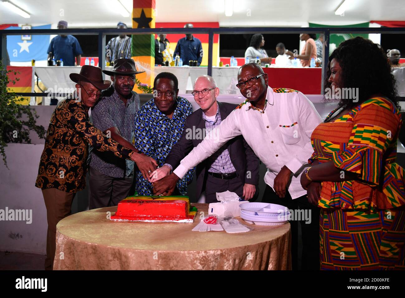 Gli alti funzionari dell'AMISOM e dell'ONU hanno tagliato una torta durante un evento per celebrare il 63esimo anniversario dell'indipendenza del Ghana a Mogadiscio, Somalia, il 6 marzo 2020. Foto Stock