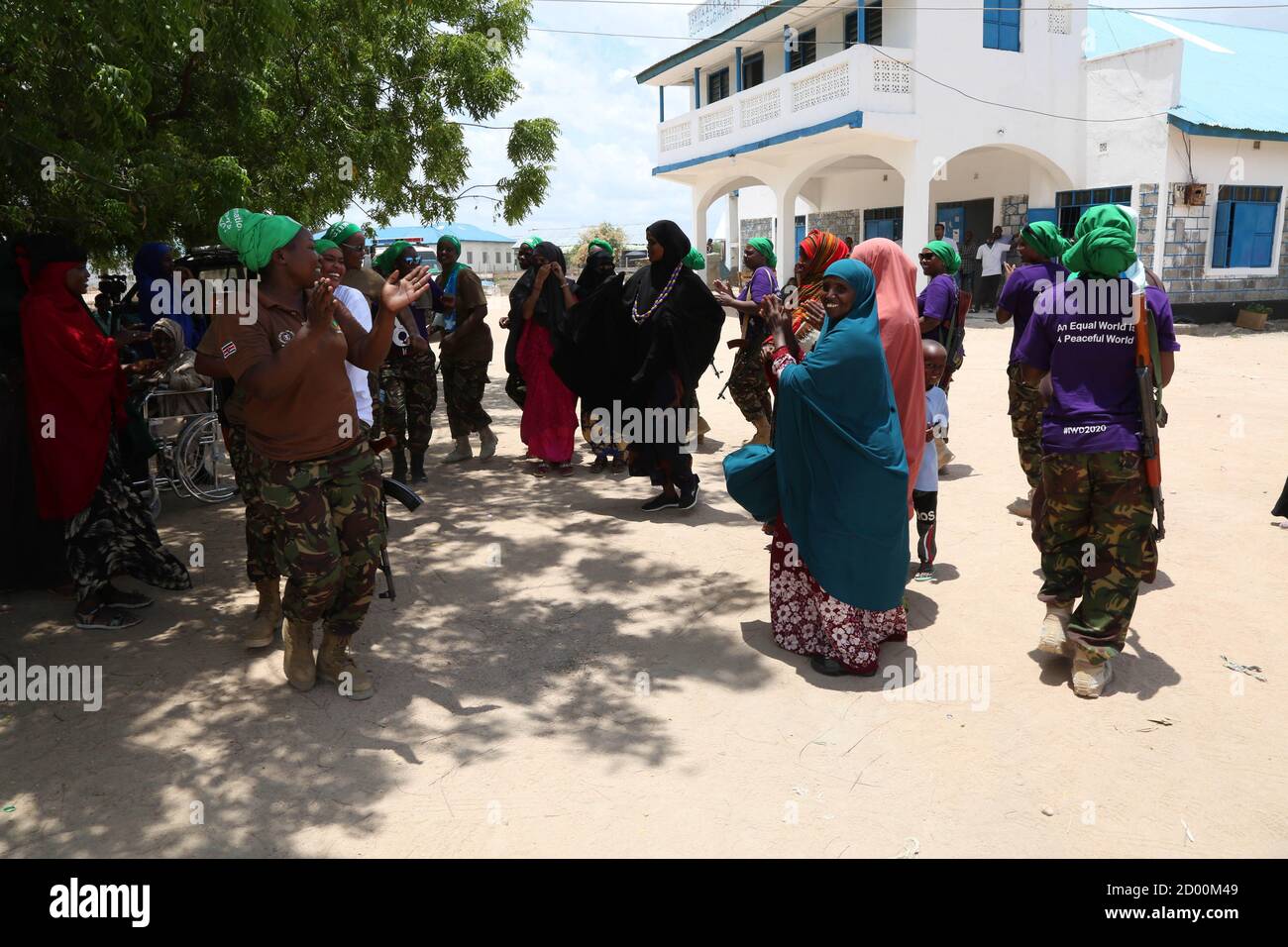 L'8 marzo 2020, i residenti di Dhobley, Somalia, hanno celebrato la giornata internazionale della donna con ufficiali femminili dell'AMISOM e dell'Esercito Nazionale somalo (SNA), evidenziando la parità di genere e i contributi delle donne nel mantenimento della pace e nella sicurezza. Foto Stock