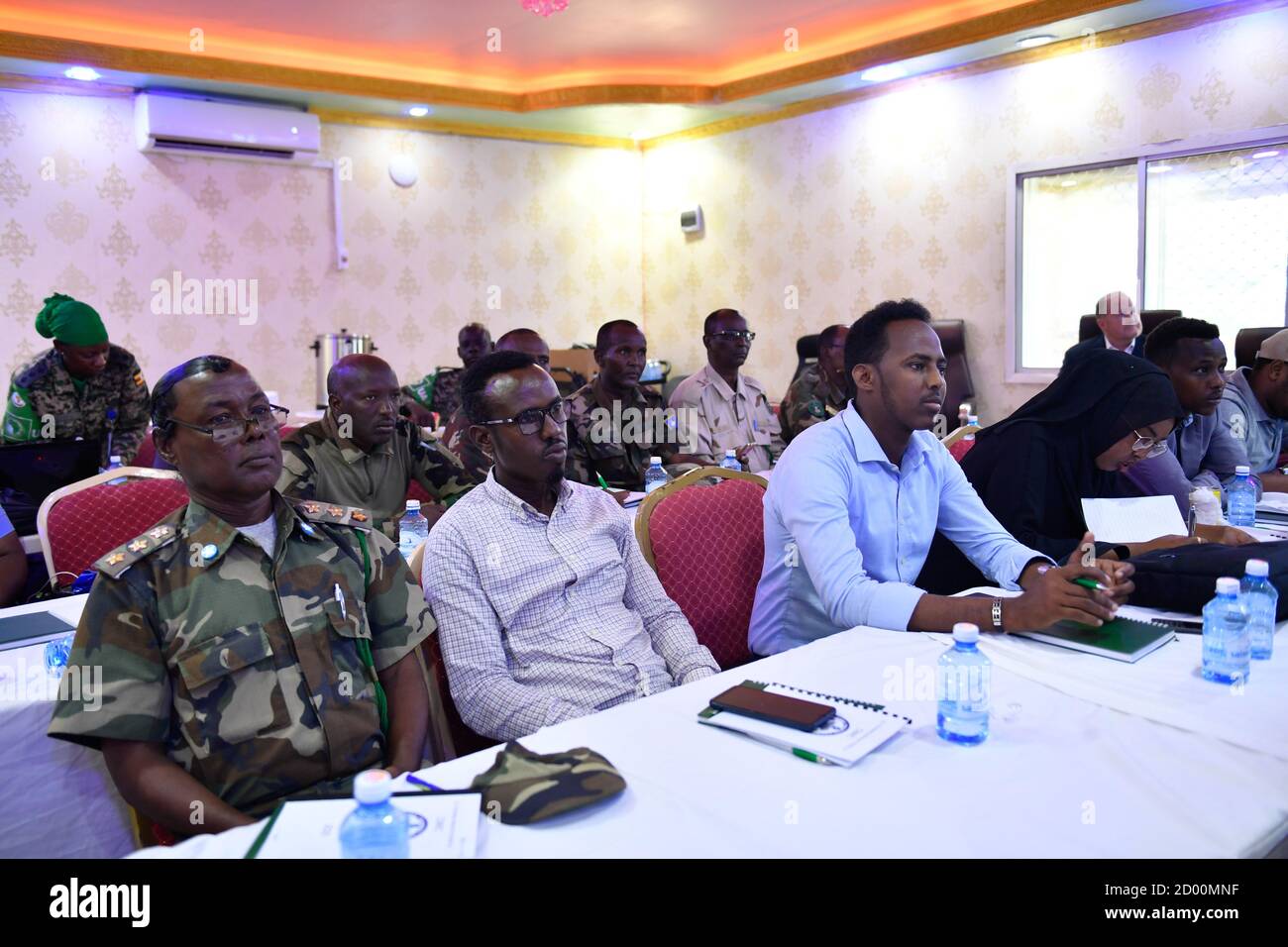 Il 10 marzo 2020, ufficiali militari e di polizia dell'AMISOM e dell'esercito nazionale somalo hanno frequentato un corso sulla cooperazione civile-militare a Mogadiscio, Somalia, volto a rafforzare il mantenimento della pace e l'efficienza operativa. Foto Stock