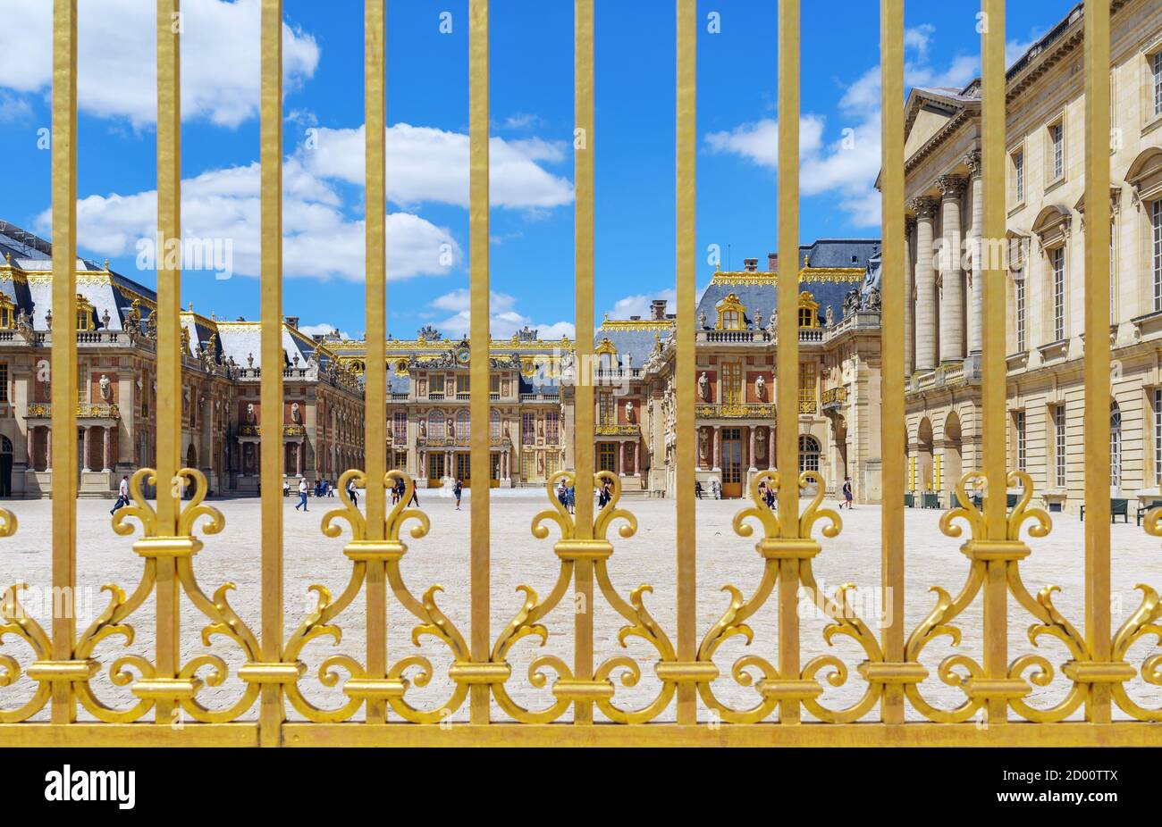 Vista del cortile del Palazzo di Versailles attraverso il cancello del palazzo - Francia Foto Stock