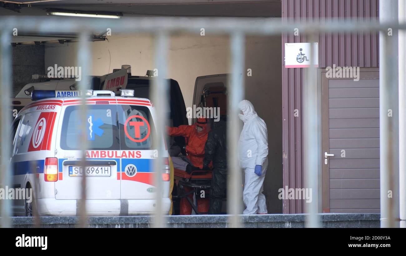 Focolaio di coronavirus, personale paramedico del Servizio di ambulanza Polacco, centro di test dopo la corsa. Ospedale di malattia infettiva. Covid-19 pandemia Foto Stock