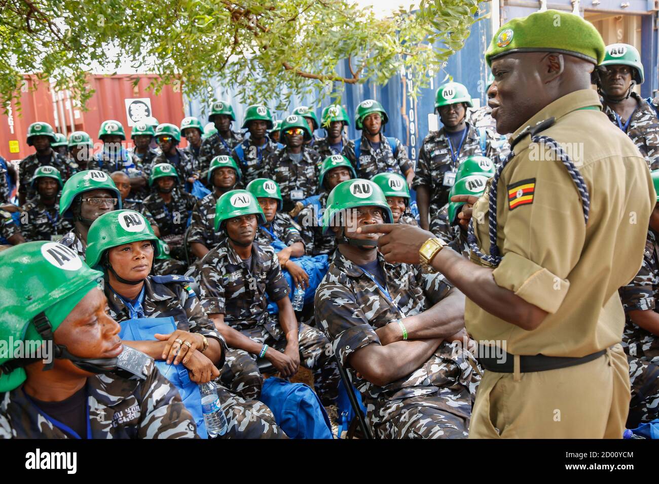 Il 17 aprile 2018, l'ufficiale di coordinamento della polizia dell'AMISOM Abilu Martin Ernest si è rivolto agli ufficiali delle unità di polizia formate dalla Sierra Leone appena schierati al loro arrivo all'aeroporto di Kismaayo, in Somalia, per le operazioni di mantenimento della pace. Foto Stock