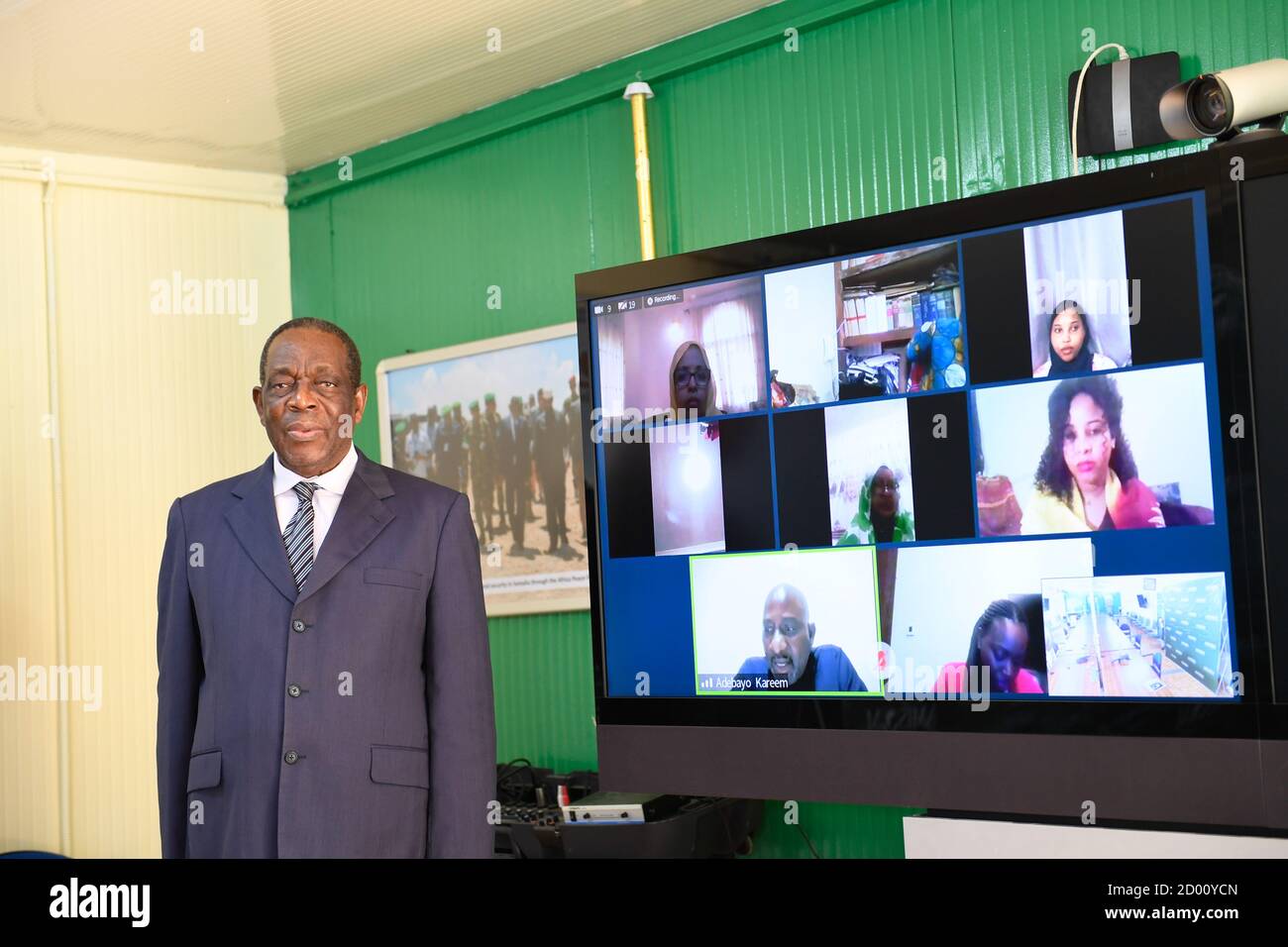 Il 20 agosto 2020, l'ambasciatore Francisco Madeira ha posato con i partecipanti di una formazione online sulla leadership femminile organizzata dall'AMISOM a Mogadiscio, Somalia, per lo Stato sudoccidentale della Somalia. Foto Stock