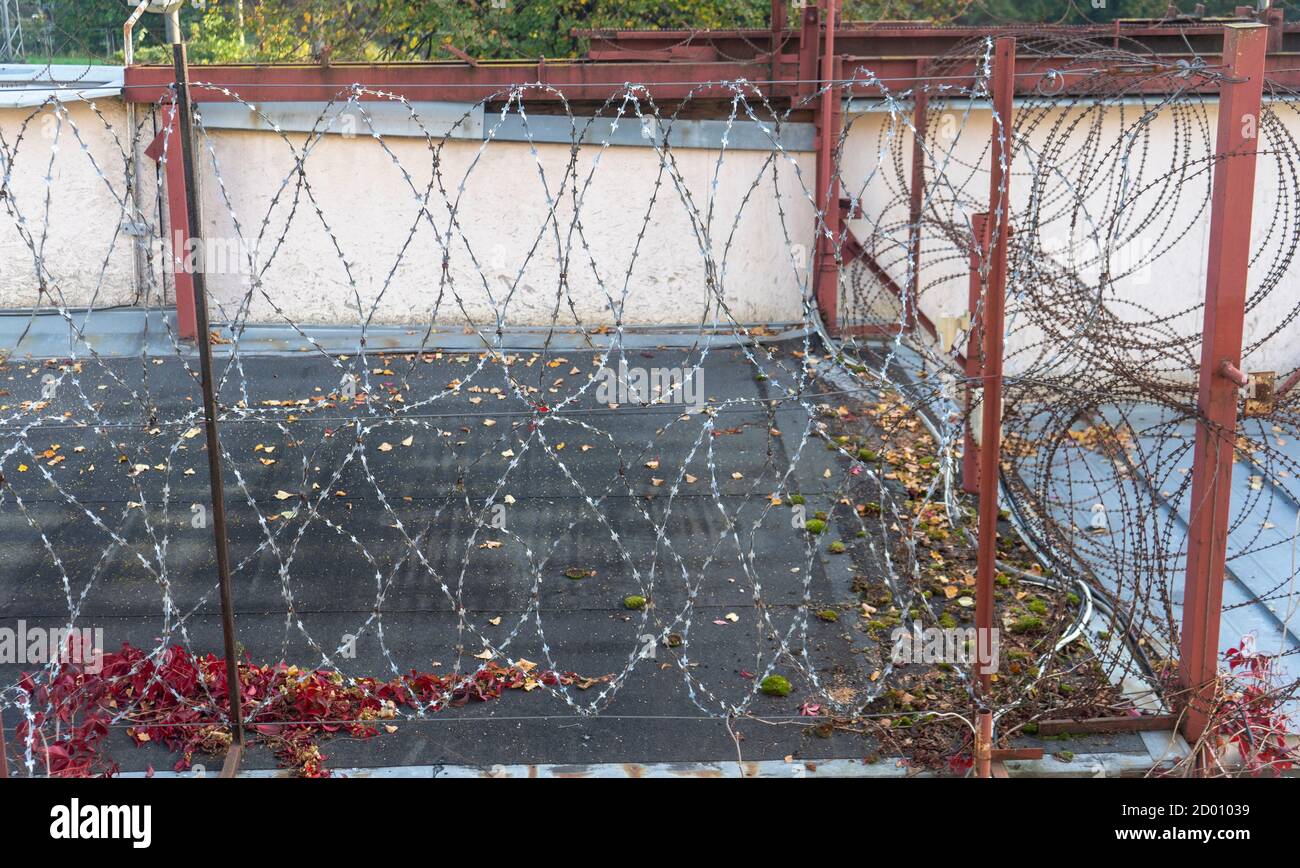 Prigione Barbed filo Fence.Prison Cell's bars. Carcere, dettaglio del confinamento e del crimine, Giustizia. Interno carcere. Concetto di limitazione della libertà. Foto Stock