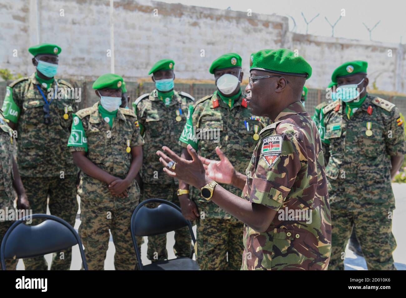 Il 6 settembre 2020, il maggiore generale George Owinow, vicecomandante della forza della missione dell'Unione africana in Somalia, si è rivolto ai soldati ugandesi durante una parata di medaglie a Mogadiscio, Somalia, riconoscendo il loro servizio nell'ambito dell'AMISOM. Foto Stock