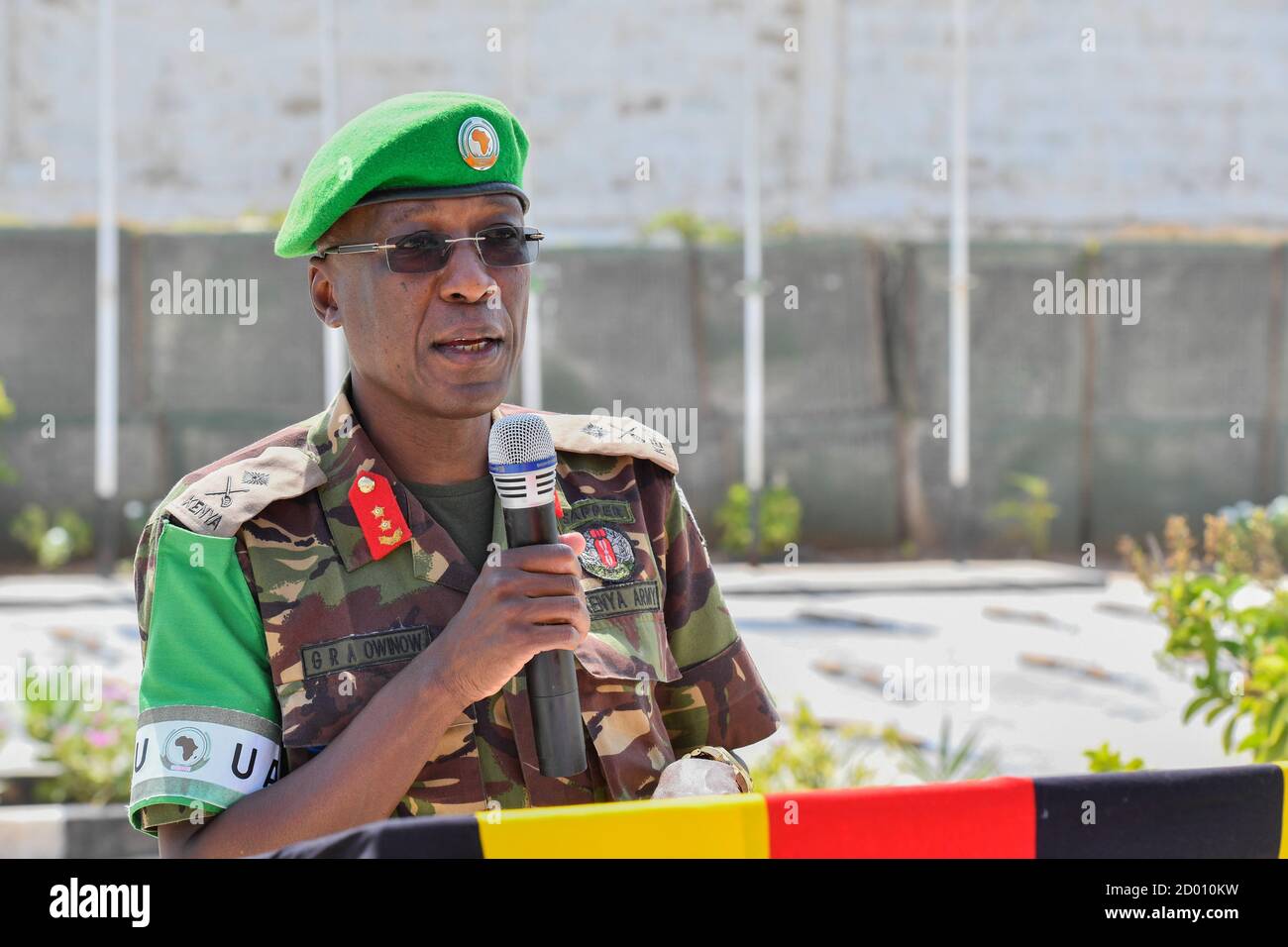 Il 6 settembre 2020, il maggiore generale George Owinow, vice comandante della forza dell'AMISOM, si è rivolto ai soldati ugandesi a Mogadiscio durante una parata di medaglie, riconoscendo il loro ruolo nella missione AMISOM e il loro contributo agli sforzi di mantenimento della pace in Somalia. Foto Stock