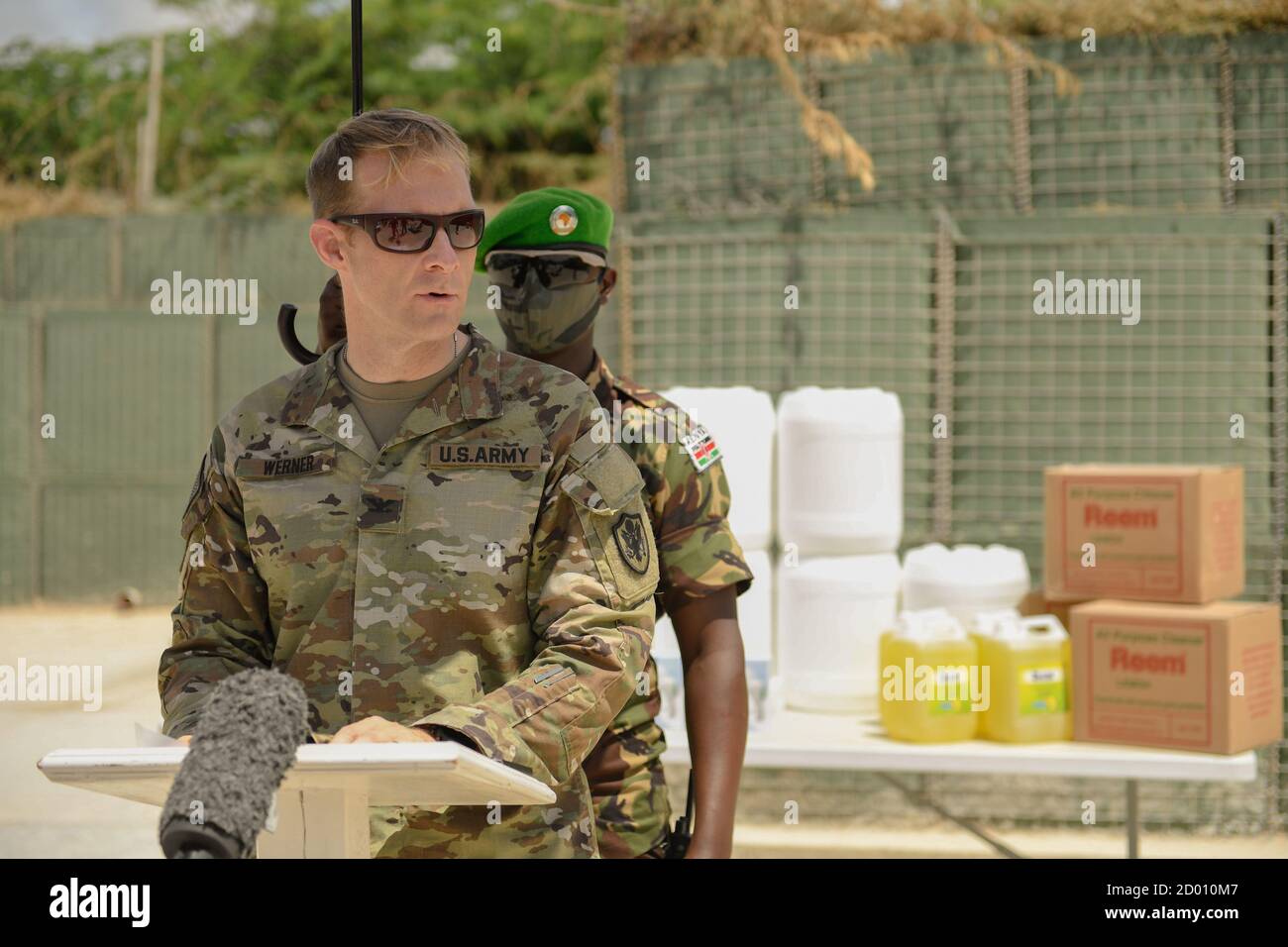 L'8 settembre 2020, il colonnello Christian Werner, addetto alla difesa degli Stati Uniti in Somalia, ha partecipato a una cerimonia a Mogadiscio dove le forniture mediche e sanitarie sono state donate dall'esercito degli Stati Uniti a beneficio degli sfollati interni (IDP) in Somalia. Foto Stock