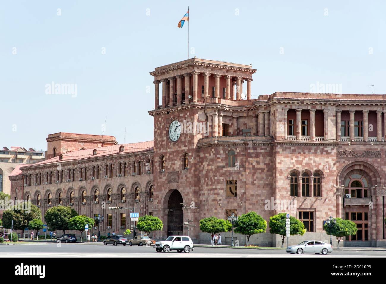 Edifici e la torre dell'orologio di Piazza della Repubblica (ex Piazza Lenin) a Yerevan, la capitale dell'Armenia. Foto Stock