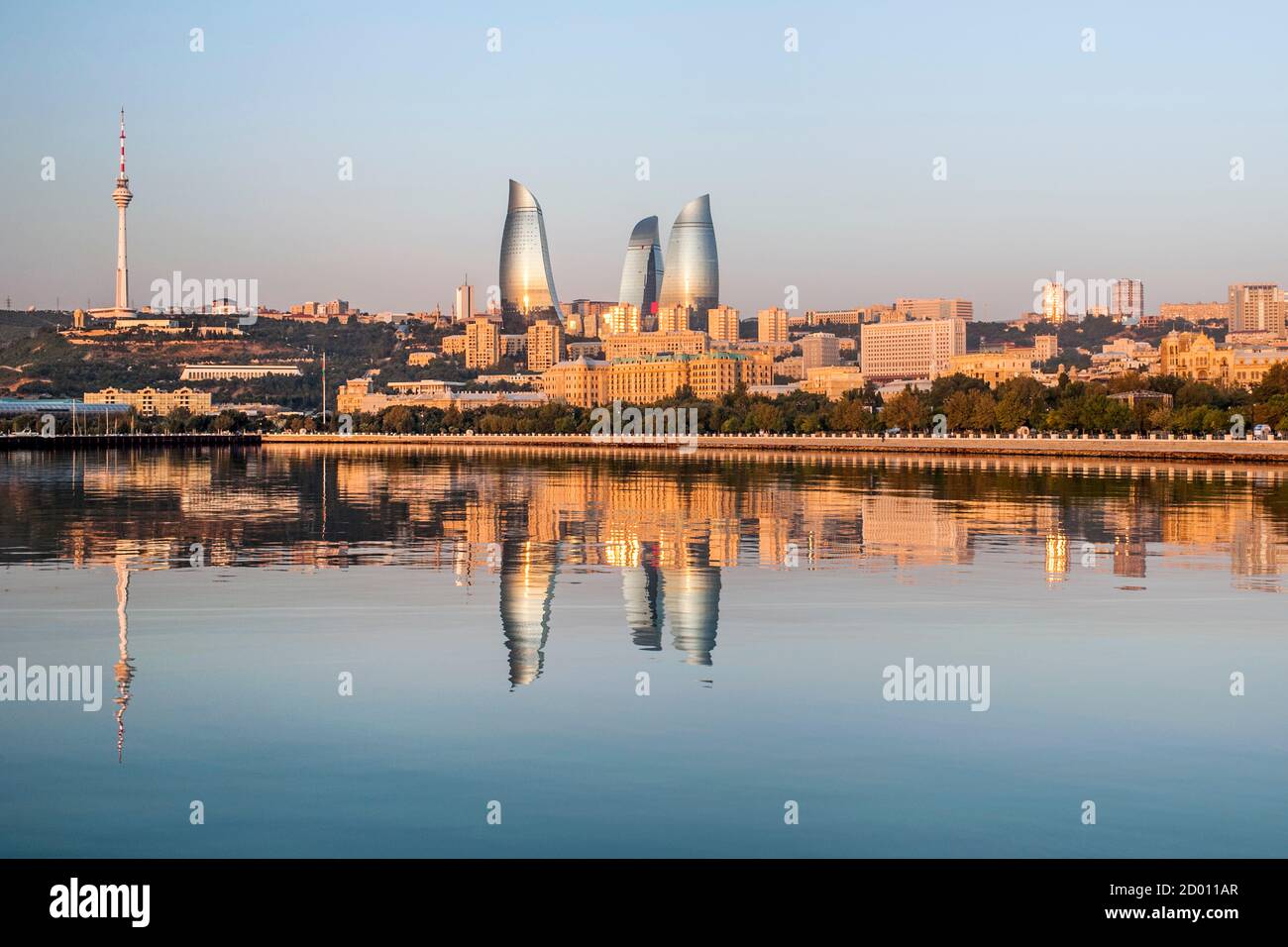 Baku Bay e lo skyline di Baku all'alba. Foto Stock