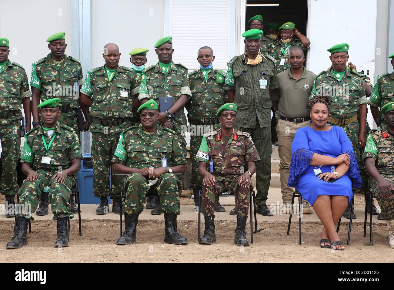 Il tenente generale Diomede Ndegeya, comandante della forza della missione dell'Unione africana in Somalia (AMISOM), partecipa a una foto di gruppo con alti funzionari durante un tour del quartier generale del settore 5 a Jowhar, Stato di HirShabelle, Somalia, il 20 settembre 2020. Foto Stock