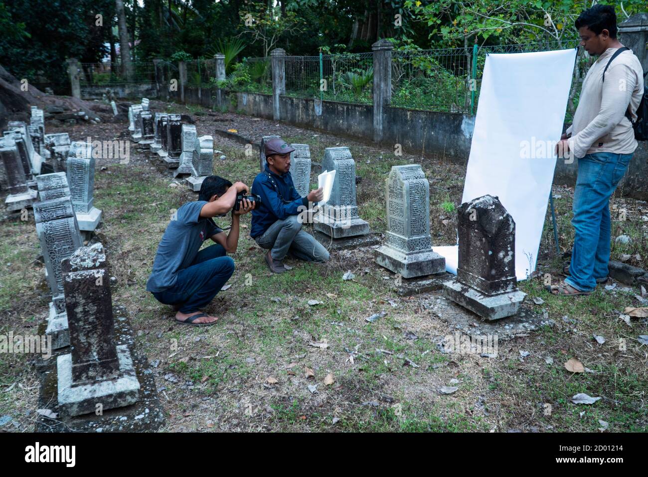 Sessione fotografica di oggetti del patrimonio culturale della ONG Mapesa Aceh, presso il complesso funebre di Batee Balee, il funerale costituito dal periodo II di alto rango Foto Stock