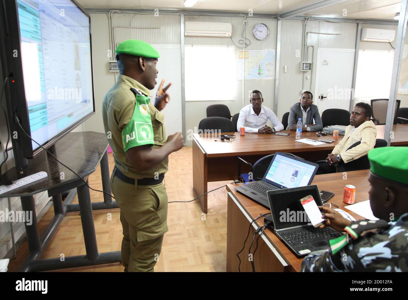 Funzionari del ministero della sicurezza interna somalo partecipano a una formazione di due giorni sulla registrazione biometrica delle milizie, tenutasi a Mogadiscio il 26 aprile 2018, con il sostegno dell'AMISOM. Foto Stock