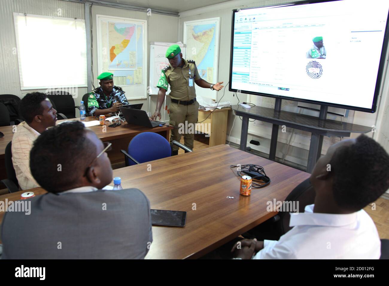 Il 26 aprile 2018 i funzionari del Ministero somalo della sicurezza interna partecipano a una formazione di due giorni sulla registrazione biometrica delle milizie a Mogadiscio, sostenuta dalla componente di polizia dell'AMISOM. Foto Stock